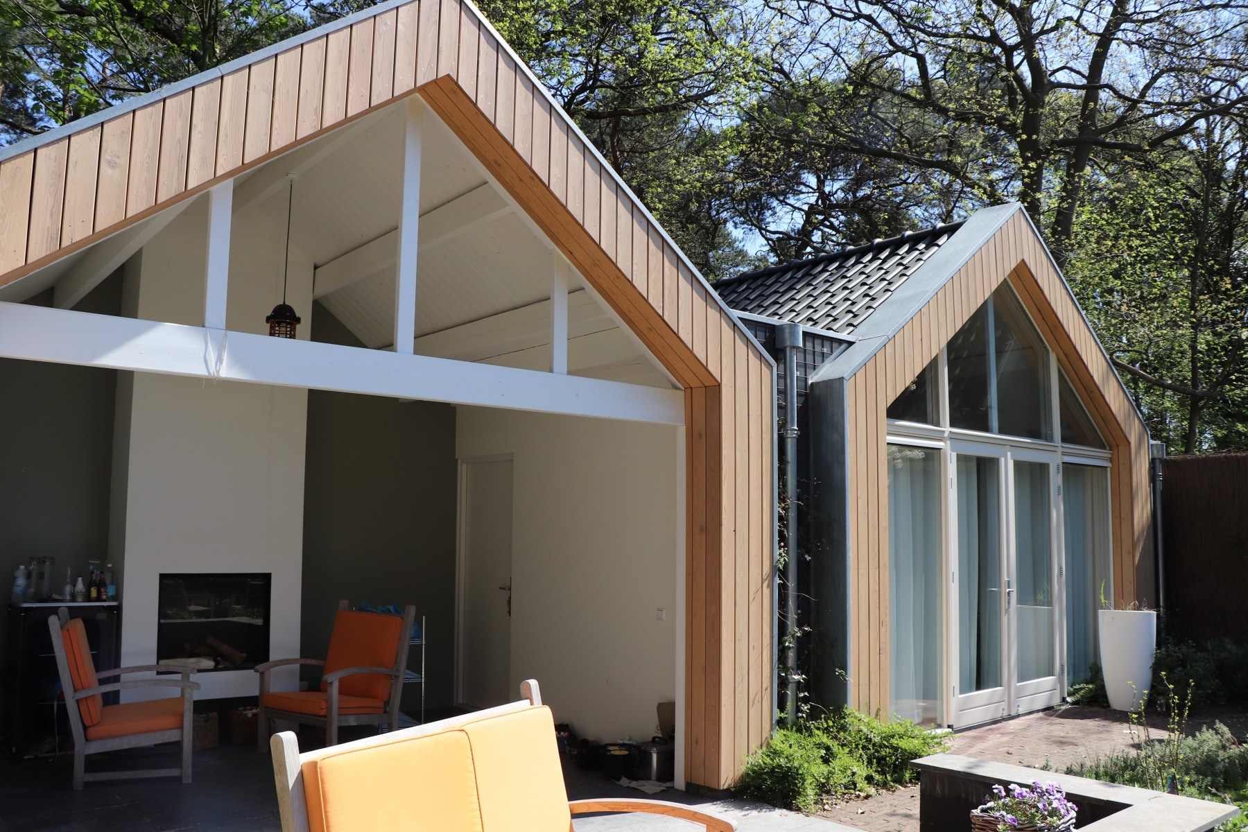 Houten paviljoen met overdekt terras