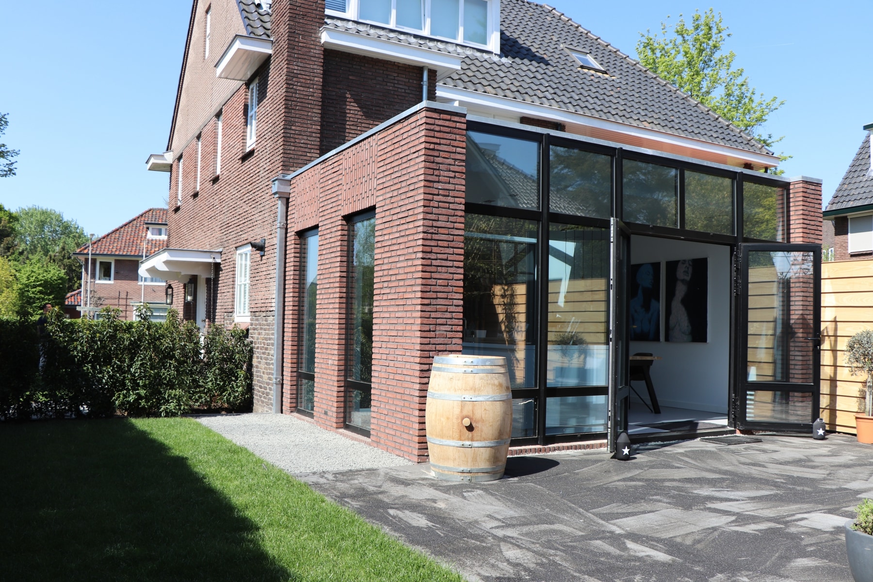 Moderne bakstenen uitbouw met glas